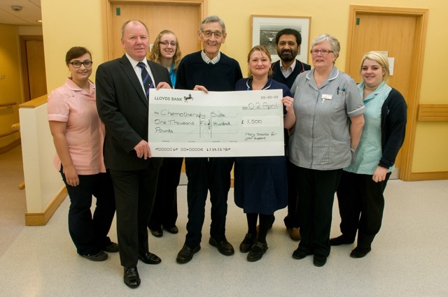 WBro Steve Hardy and Les Robjohns presenting the cheque to members of the Chemotherapy Suite